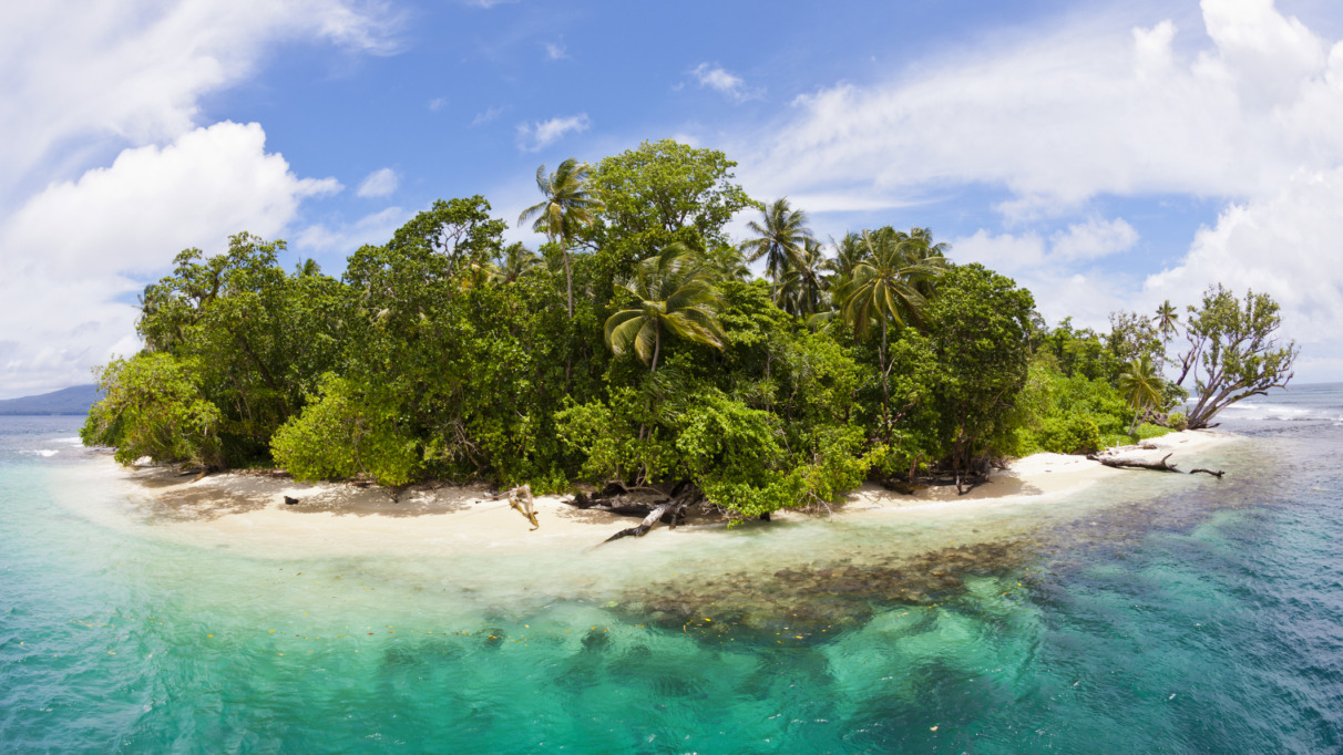 Wickham Island, Marovo Lagoon,: Klein tropisch eiland met wit zand, groene jungle en turquoise water op de Salomonseilanden
