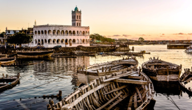 Houten dhows in de haven van Morono bij de Centrale Moskee tijdens zonsondergang op de Comoren