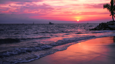 Indrukwekkende zonsondergang boven de oceaan bij Banderas Bay op Tuvalu