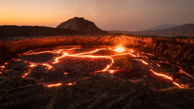 Lava-meer bij zonsondergang in het vulkanische landschap van de Erta Ale-vulkaan in Eritrea, een van de meest indrukwekkende natuurverschijnselen van Afrika.