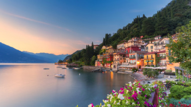 Kleurrijke huizen aan het Comomeer in Italië bij zonsondergang.