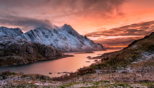 Adembenemend berglandschap bij zonsondergang in Afghanistan, met besneeuwde pieken en een serene vallei.