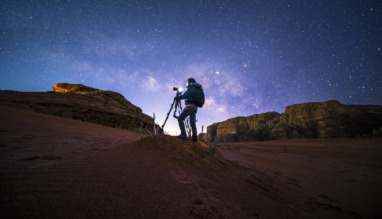 Nachtfotograaf legt de sterrenhemel vast in een indrukwekkend woestijnlandschap.