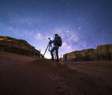Nachtfotograaf legt de sterrenhemel vast in een indrukwekkend woestijnlandschap.