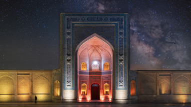 De indrukwekkende Kalon Moskee in Boechara, Oezbekistan, prachtig verlicht tegen een sterrenhemel.