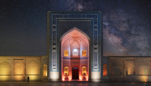 De indrukwekkende Kalon Moskee in Boechara, Oezbekistan, prachtig verlicht tegen een sterrenhemel.