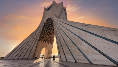 Het Azadi-monument in Teheran bij zonsondergang, een iconisch symbool van Iran.
