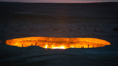 De Darvaza-gaskrater, ook wel 'De Poort naar de Hel' genoemd, verlicht de woestijn in Turkmenistan.