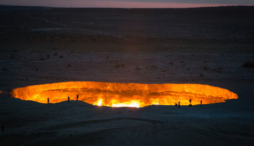 De Darvaza-gaskrater, ook wel 'De Poort naar de Hel' genoemd, verlicht de woestijn in Turkmenistan.