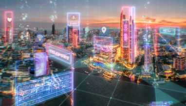 Futuristische stad met digitale elementen en neonverlichting bij zonsondergang