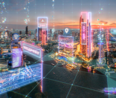 Futuristische stad met digitale elementen en neonverlichting bij zonsondergang