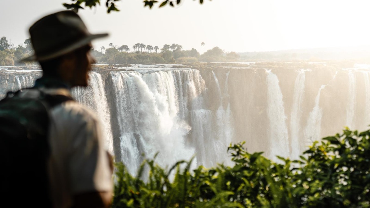 Columbus-reporter Maurice Lede bewondert de majestueuze Victoriawatervallen in Zimbabwe, een van de grootste en meest indrukwekkende watervallen ter wereld.