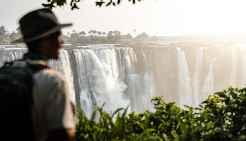 Columbus-reporter Maurice Lede bewondert de majestueuze Victoriawatervallen in Zimbabwe, een van de grootste en meest indrukwekkende watervallen ter wereld.