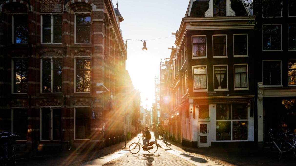 Fietser in de Jordaan, Amsterdam, Nederland, tijdens zonsopkomst