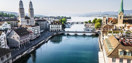 Luchtfoto van Zürich met de rivier Limmat, de Grossmünster-kerk en de historische binnenstad