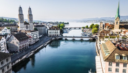 Luchtfoto van Zürich met de rivier Limmat, de Grossmünster-kerk en de historische binnenstad