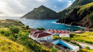 Uitzicht op de ruige kustlijn en rode daken van Saba, Caribisch Nederland
