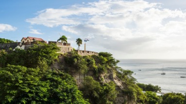 Fort Oranje op Sint Eustatius met uitzicht over de Caribische Zee