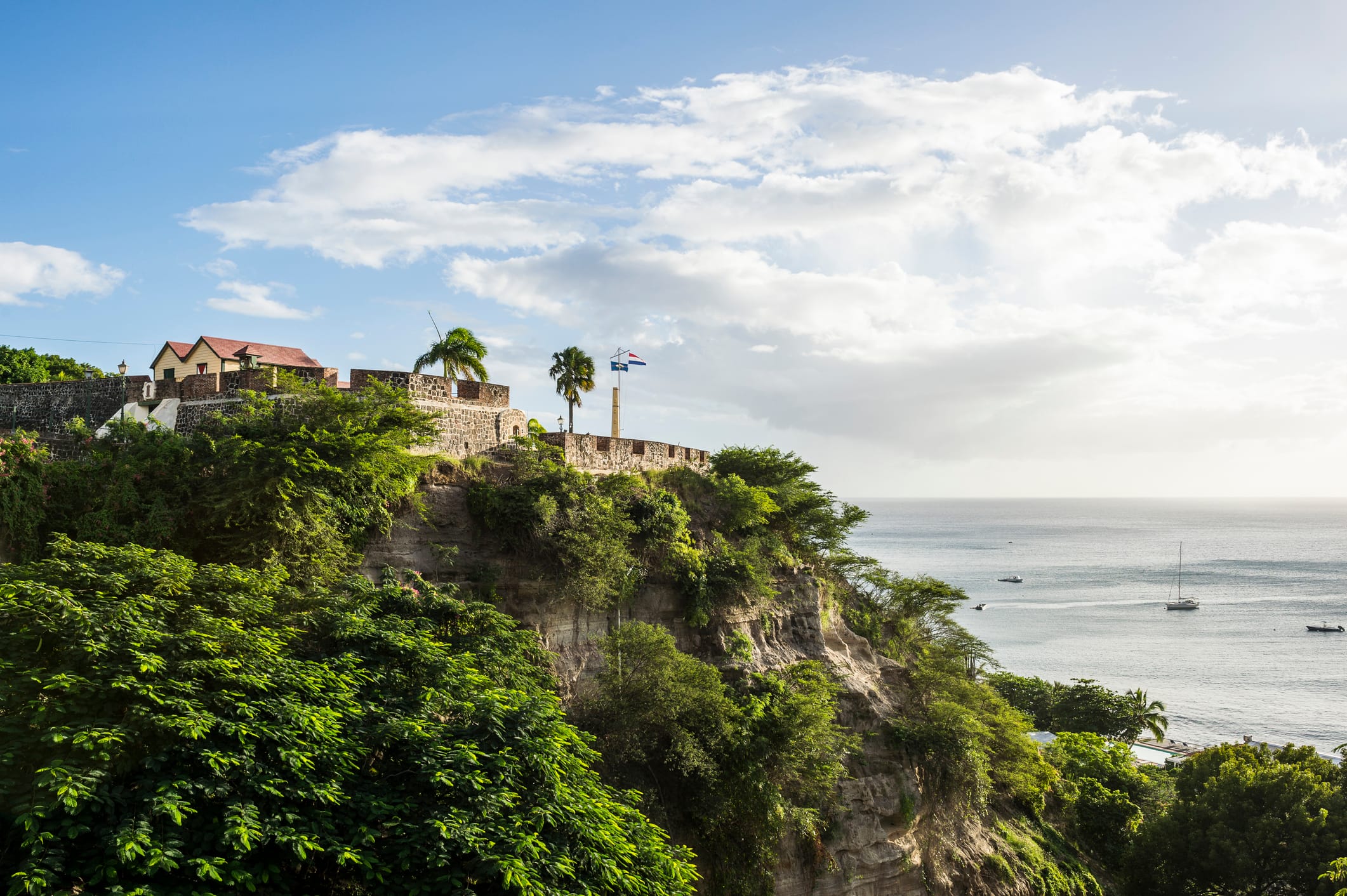 Fort Oranje op Sint Eustatius met uitzicht over de Caribische Zee