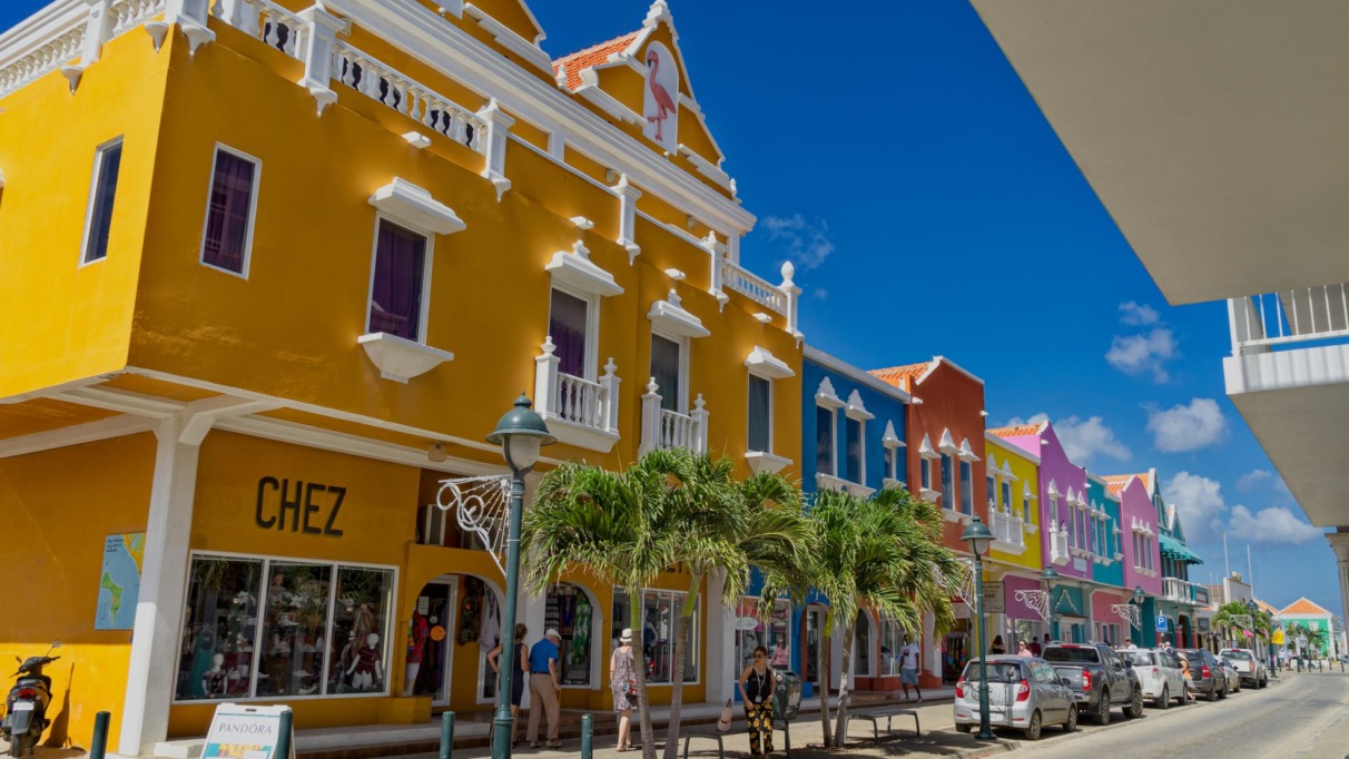 Kleurrijke koloniale gebouwen in Kralendijk, de hoofdstad van Bonaire