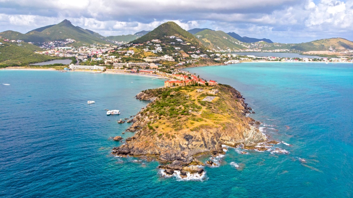 Luchtfoto van Philipsburg, de hoofdstad van Sint Maarten, met kristalhelder water en groene heuvels