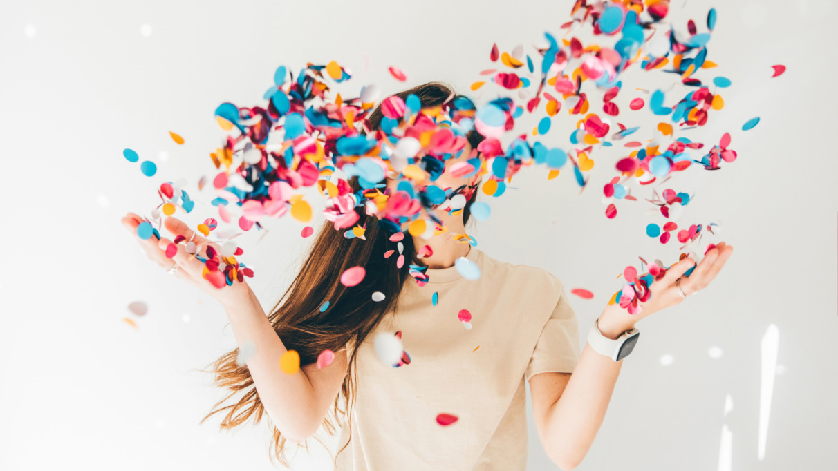 Vrouw gooit confetti in de lucht