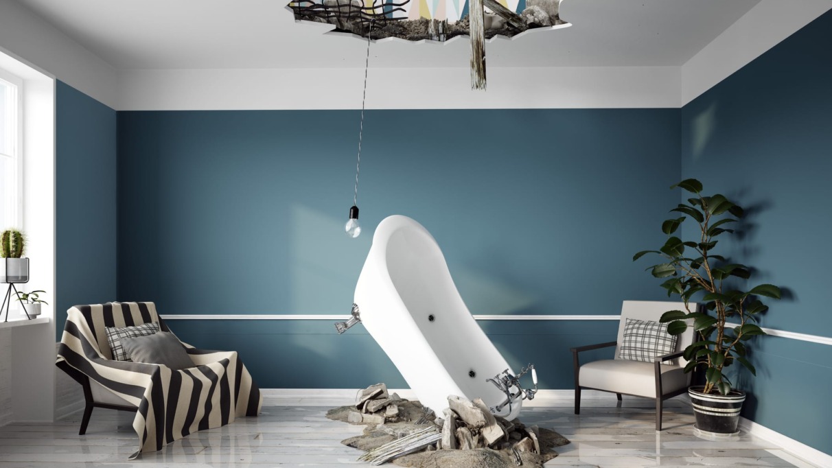 Badkuip door plafond gevallen in moderne hotelkamer met schade