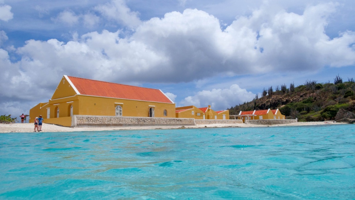 Historische landhuizen aan het turquoise water in Washington Slagbaai National Park, Bonaire