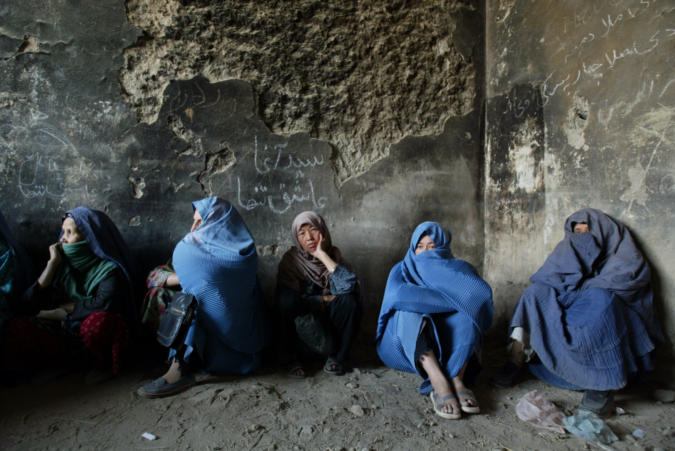 Aan de onderkant van de lijst van gelukkigste landen zien we een pijnlijk contrast. Landen die geteisterd worden door conflict en economische malaise scoren historisch laag. Afghanistan blijft op de laatste plaats (147) staan met een schokkende score van 1.44. 