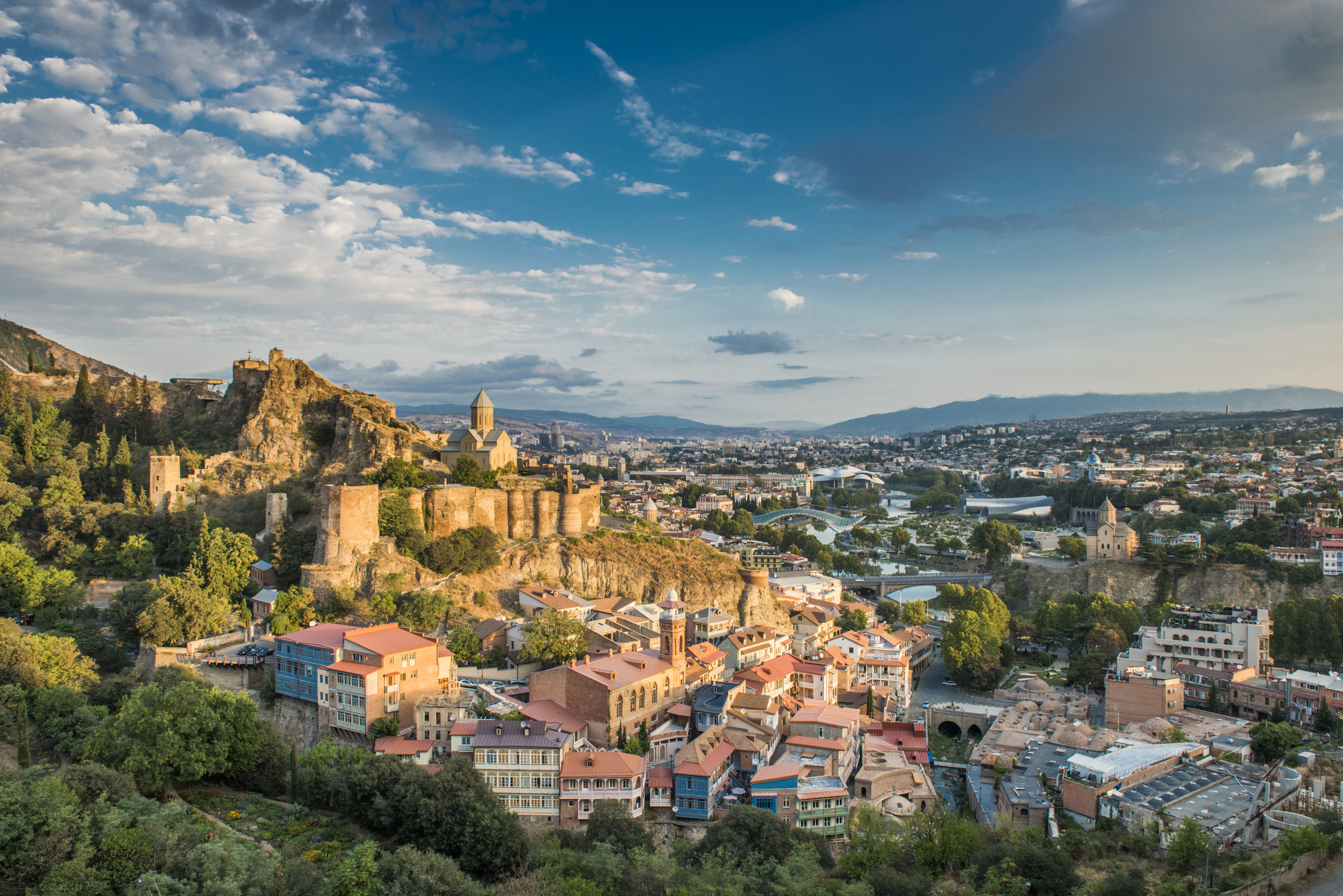 De Georgische hoofdstad Tbilisi is een smeltkroes van stijlen. In de oude stad (Kala) hangen de iconische houten balkons scheef boven de straten, terwijl een paar meter verderop hypermoderne architectuur de skyline domineert.