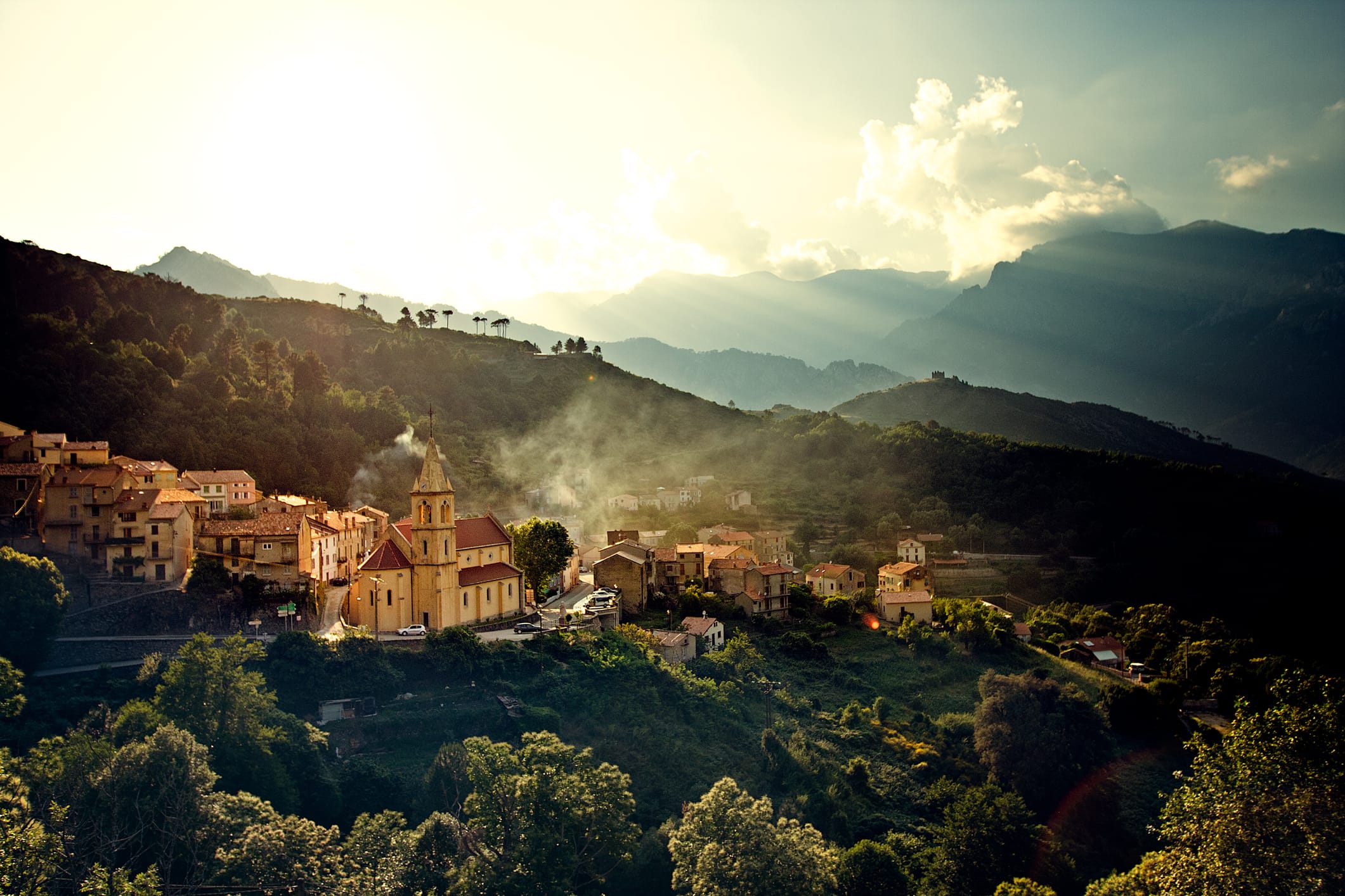Corsica, L'Île de Beauté, is een continent in het klein. Met granieten pieken tot boven de 2700 meter, zoals de Monte Cinto, en baaien die lijken op de Seychellen, biedt het eiland een ongekende variëteit. De Corsicaanse ziel is trots en onafhankelijk.