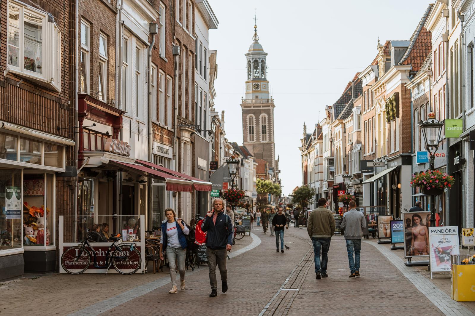 Waar Maastricht verleidt met zijn bourgondische, bijna Franse flair en Haarlem scoort met verborgen hofjes, zijn het steden als Deventer, Zutphen en Zwolle die de ware ontdekkingsreiziger charmeren. In deze middeleeuwse handelssteden wandel je door eeuwenoude, klinkerbestrate steegjes die nog herinneren aan de rijke handel met Scandinavië en de Baltische staten.