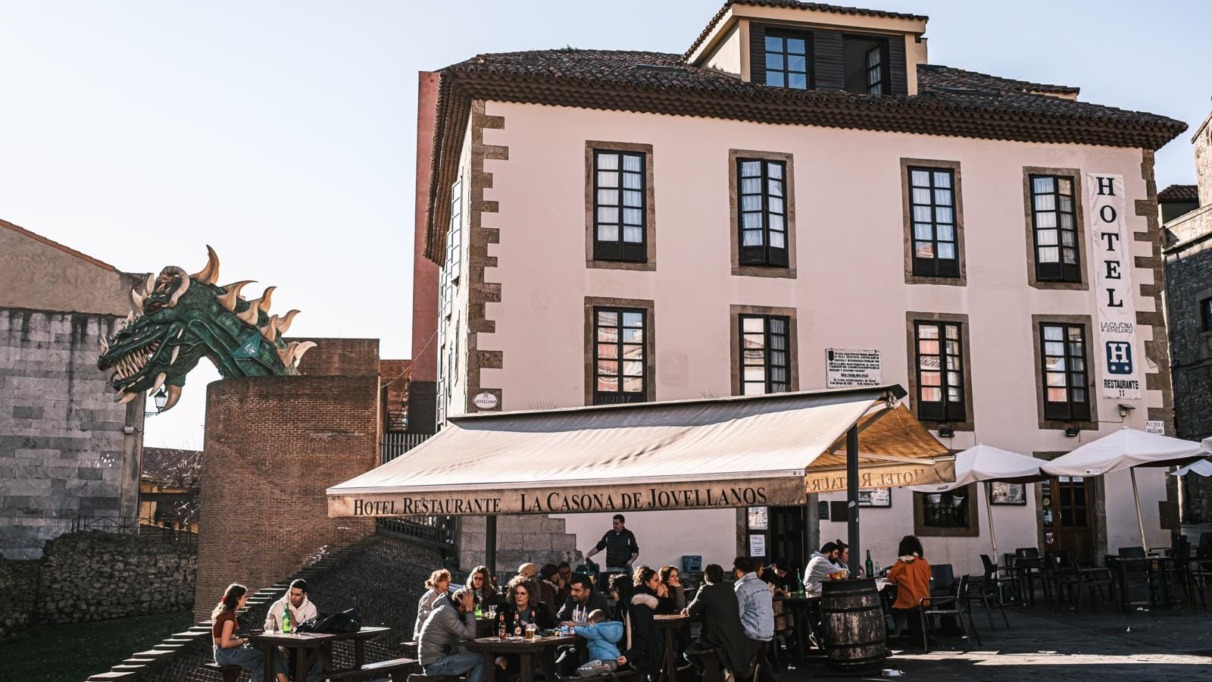 Genieten van cider en streekgerechten op een terras in Gijón, de culinaire hoofdstad van Asturië