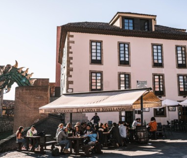Genieten van cider en streekgerechten op een terras in Gijón, de culinaire hoofdstad van Asturië