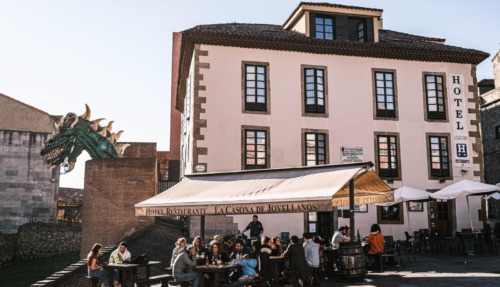 Genieten van cider en streekgerechten op een terras in Gijón, de culinaire hoofdstad van Asturië