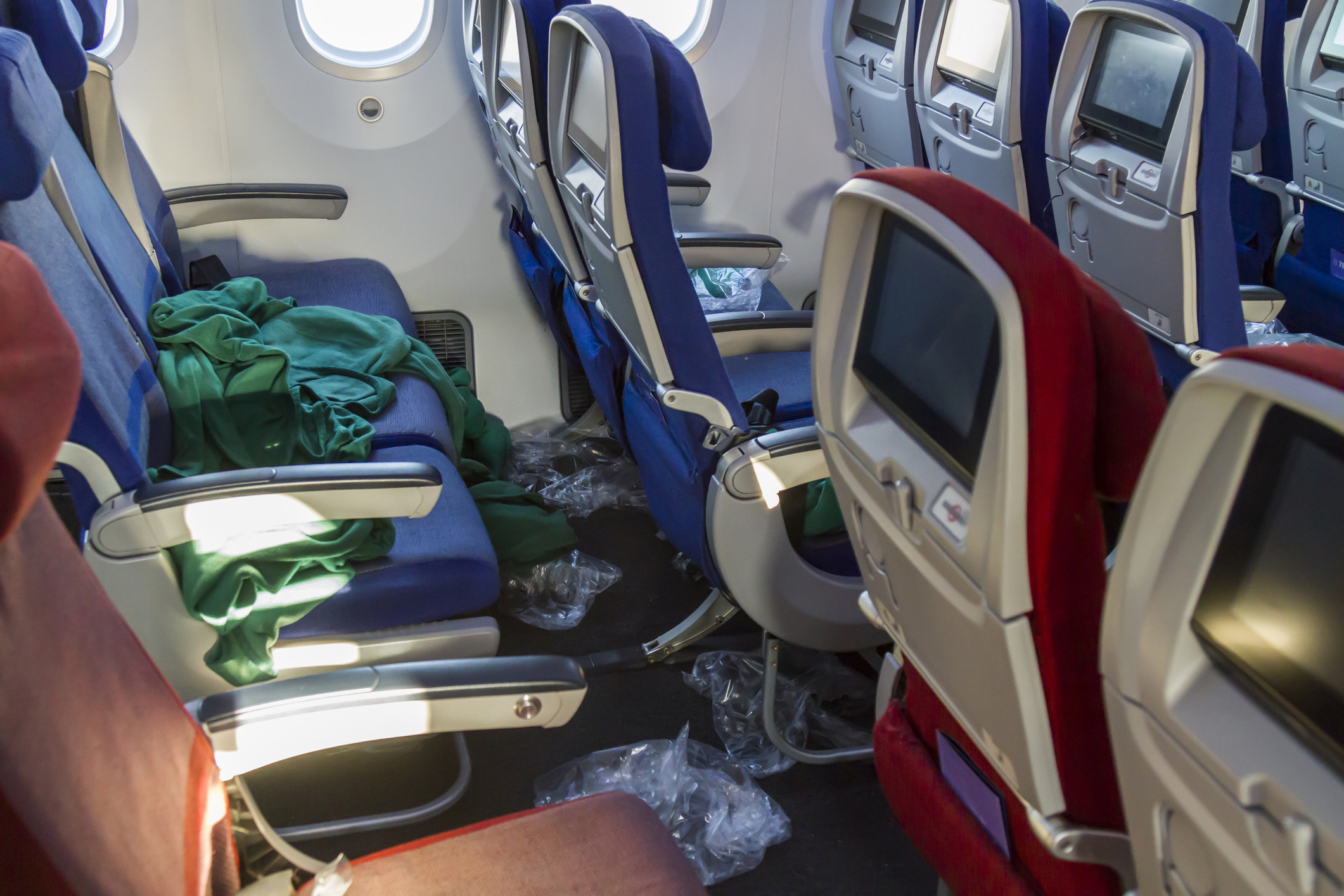 Omdat Skytrax uit commerciële overwegingen geen officiële 'trofee' uitreikt voor de vuilste airline ter wereld, moeten we naar twee specifieke bronnen kijken om de hekkensluiters te identificeren