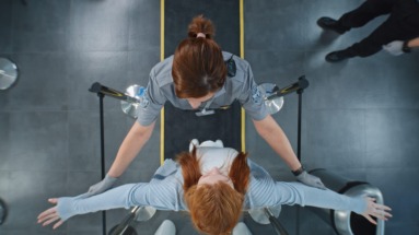 Grensbeambte fouilleert een reiziger tijdens de veiligheidscontrole op een luchthaven