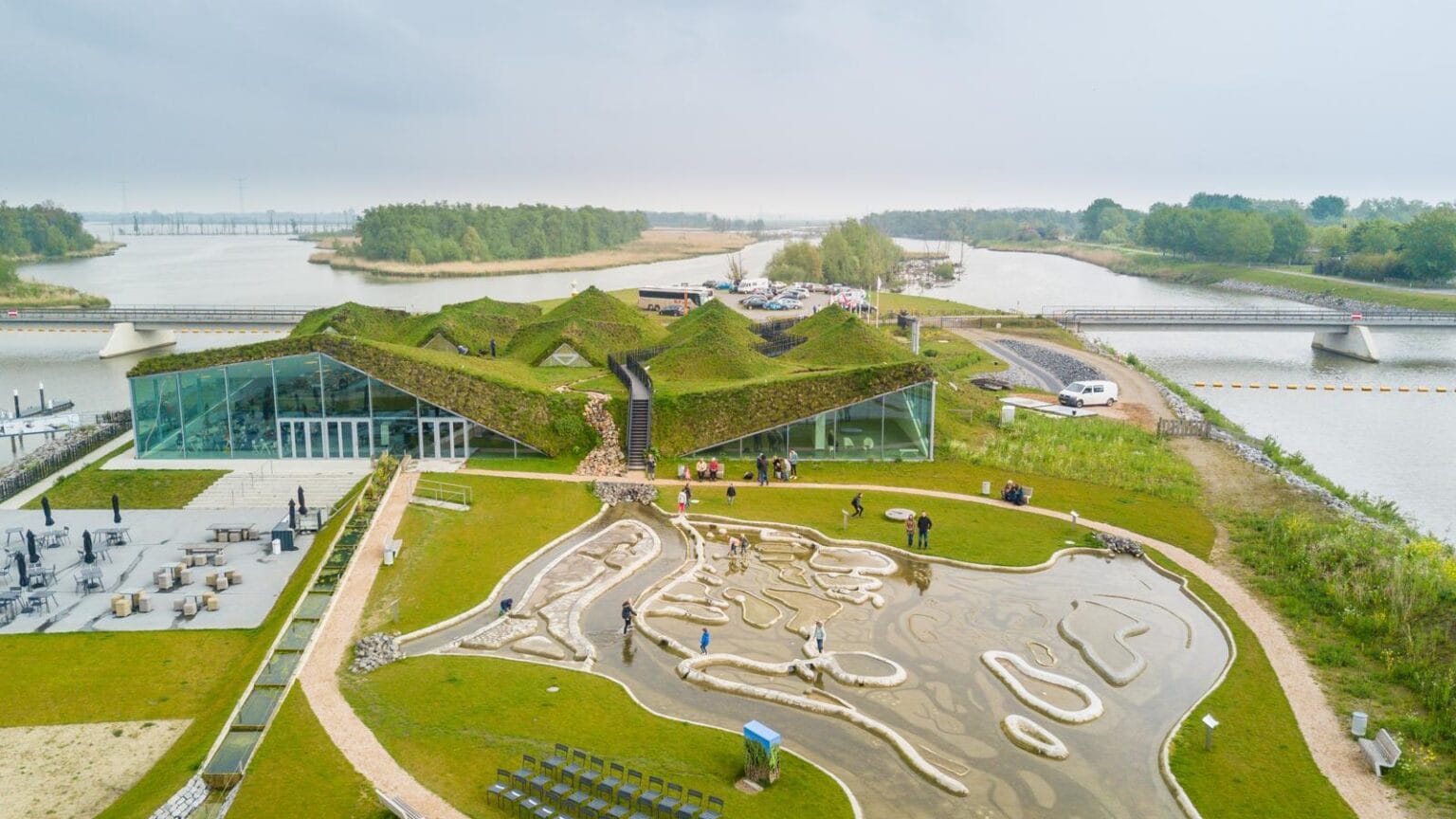 Luchtfoto van het Biesbosch Museumeiland in Werkendam met grasdak en waterlandschap