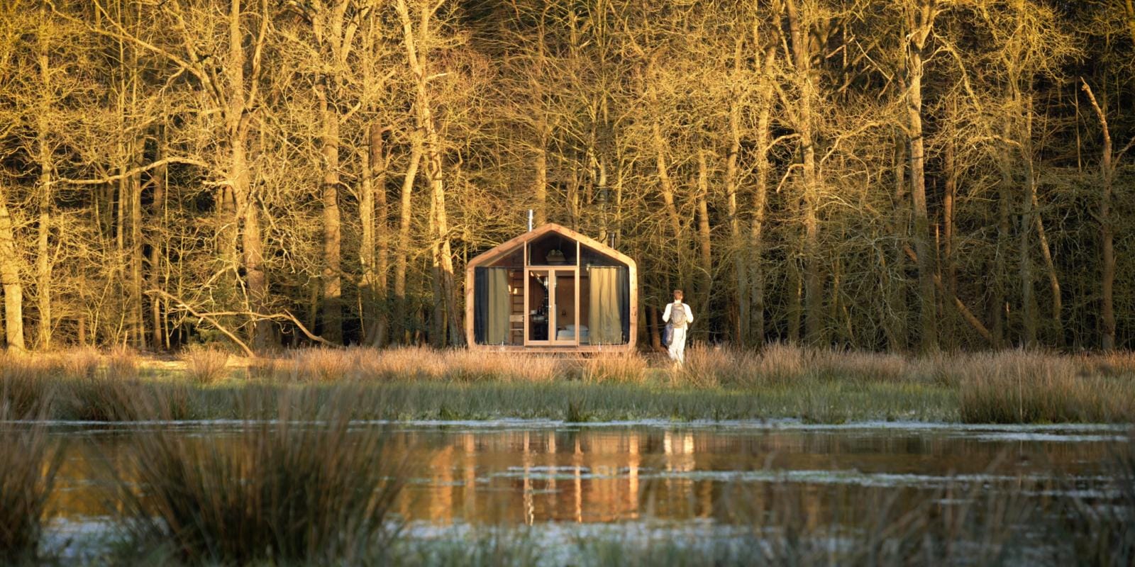 Houten cabin van Cabiner aan de rand van een bos en ven in Nationaal Park Drentsche Aa, omgeven door rust en natuur.