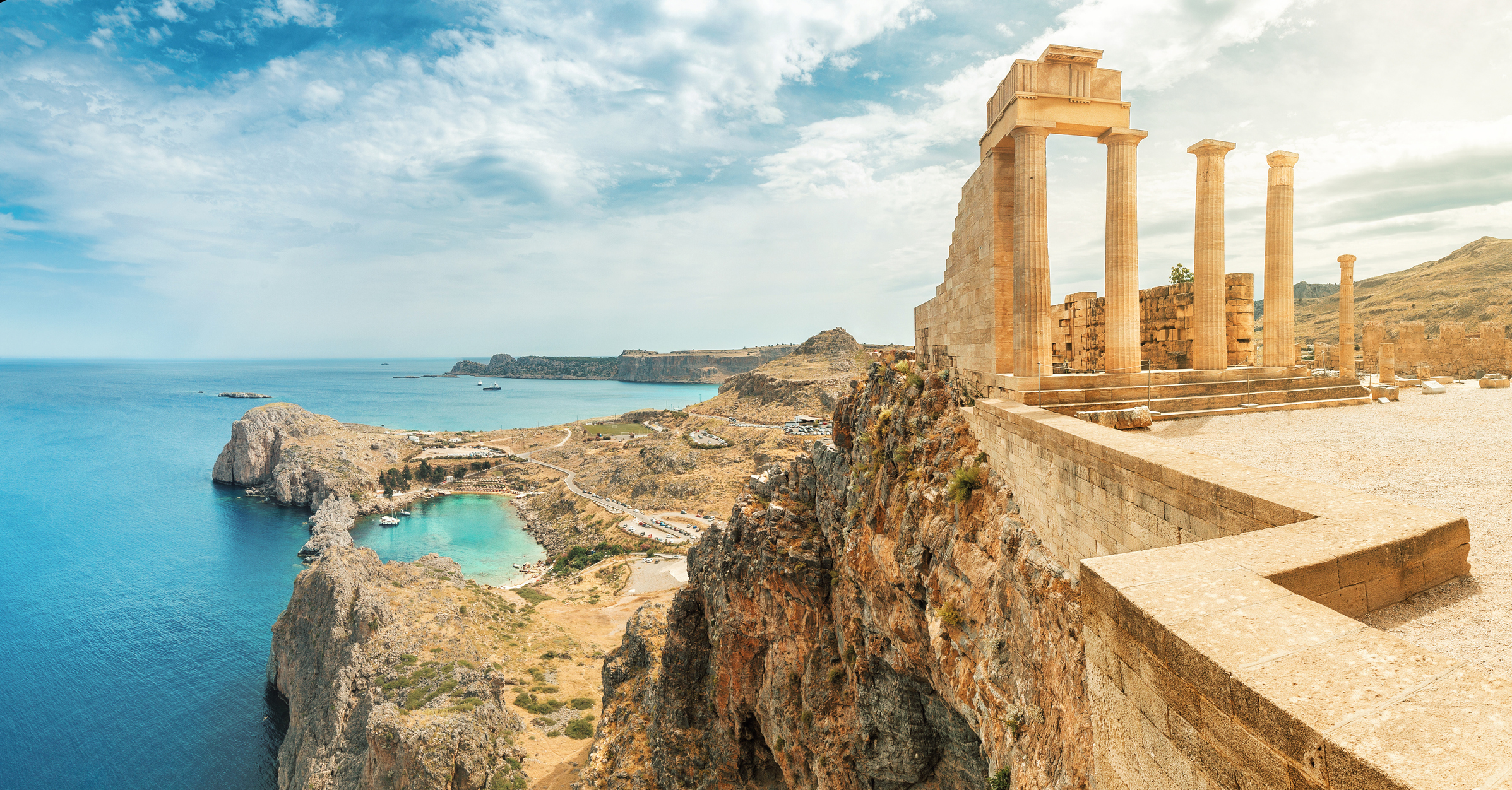 Rhodos is een paradijs voor liefhebbers van geschiedenis en cultuur. Lindos is een hoogtepunt, met zijn acropolis die boven de baai uittorent en een labyrint van witgekalkte steegjes.