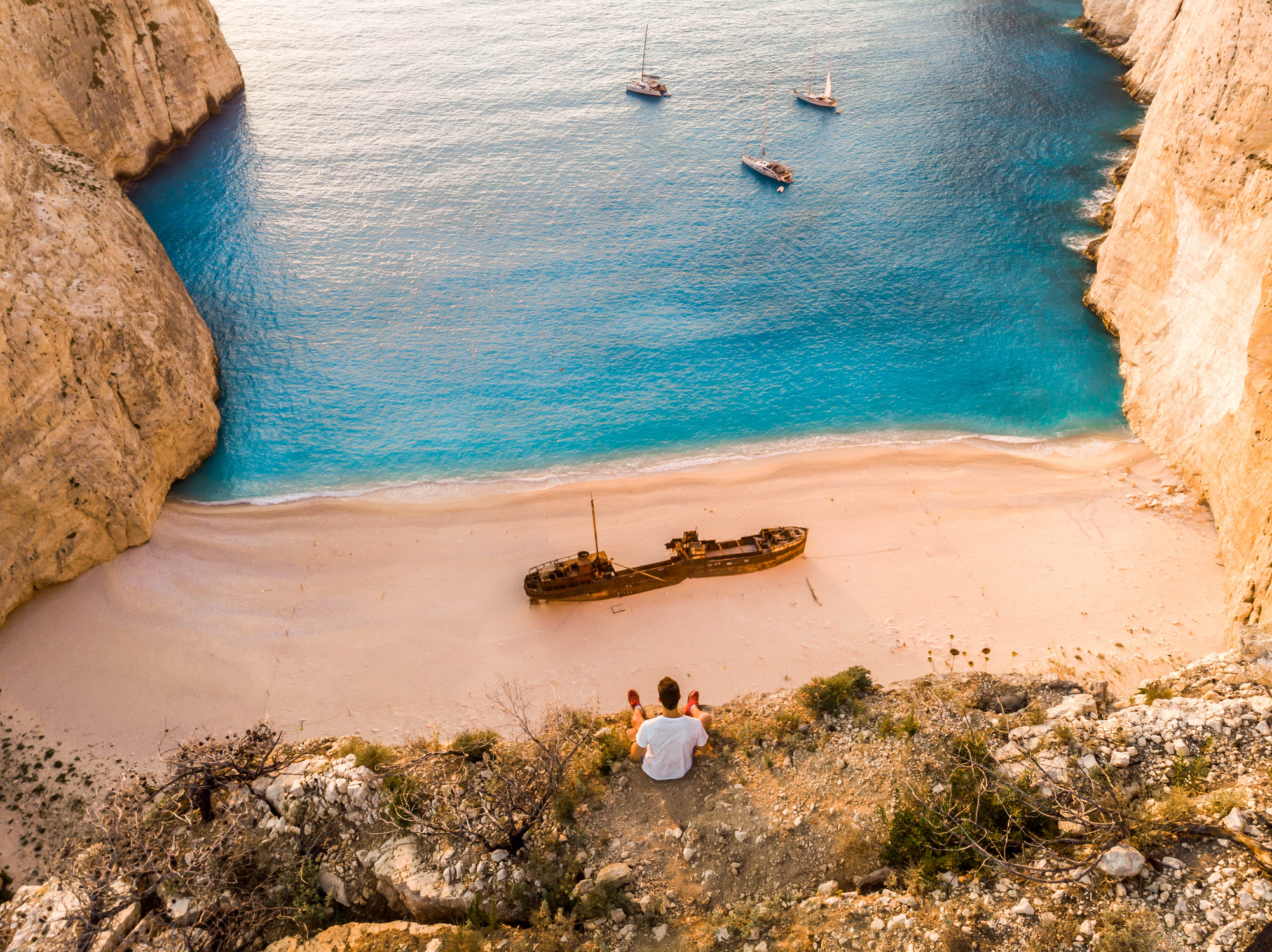 Zakynthos lokt strandliefhebbers met Navagio Beach, het beroemde scheepswrakkenstrand omringd door hoge kliffen en turkoois water. Maar het eiland heeft veel meer: rustige stranden als Gerakas en Dafni, waar de beschermde Caretta caretta-schildpad haar eieren legt, en uitgestrekte zandstranden aan de oostkust. Zakynthos is een goede mix van toeristisch en ongerept, met charmante dorpjes in het binnenland en indrukwekkende blauwe grotten aan de noordkust.