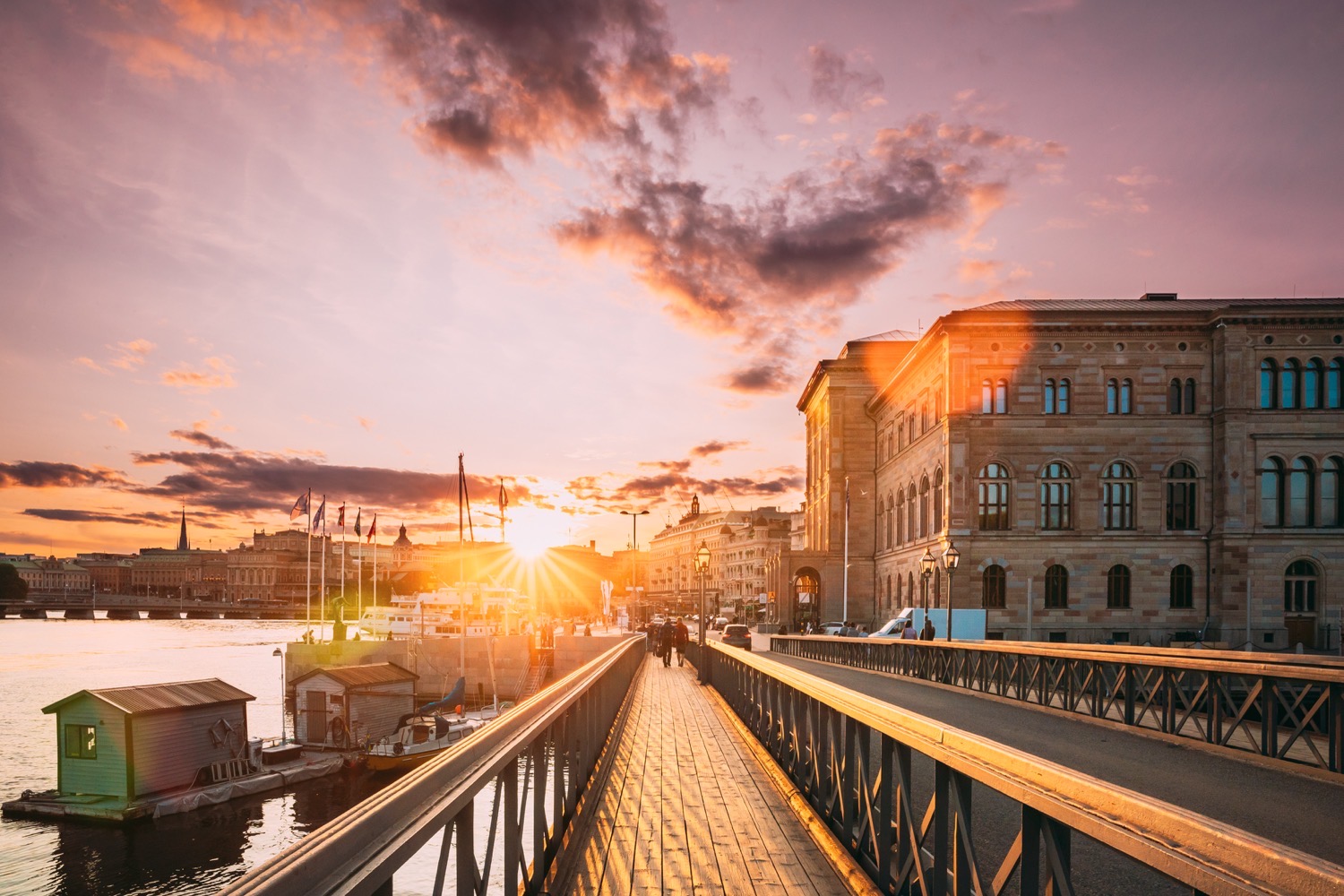 Huur 's middags een kajak om Stockholm vanaf het water te verkennen en lunch met een broodje garnalen op het eiland Skeppsholmen.