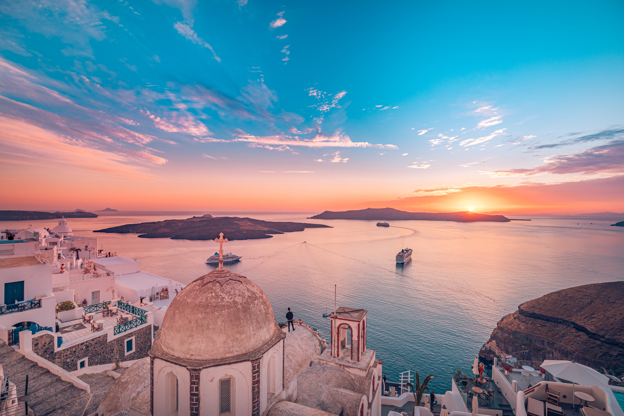 Santorini is het ansichtkaart-eiland: witte huisjes, blauwe koepels en zonsondergangen boven de caldera. De dorpjes Oia en Fira zijn fotogeniek, al delen ze hun schoonheid met tal van bezoekers.