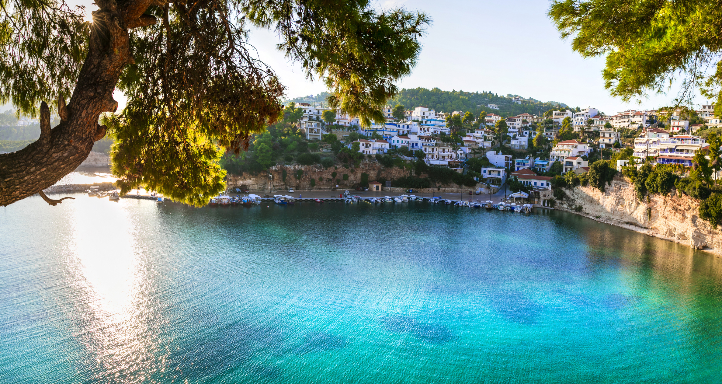 Alonissos is groen, stil en bekend om het Nationale Maritieme Park waar monniksrobben leven. De stranden zijn klein en natuurlijk, met kiezelstenen en helder water.