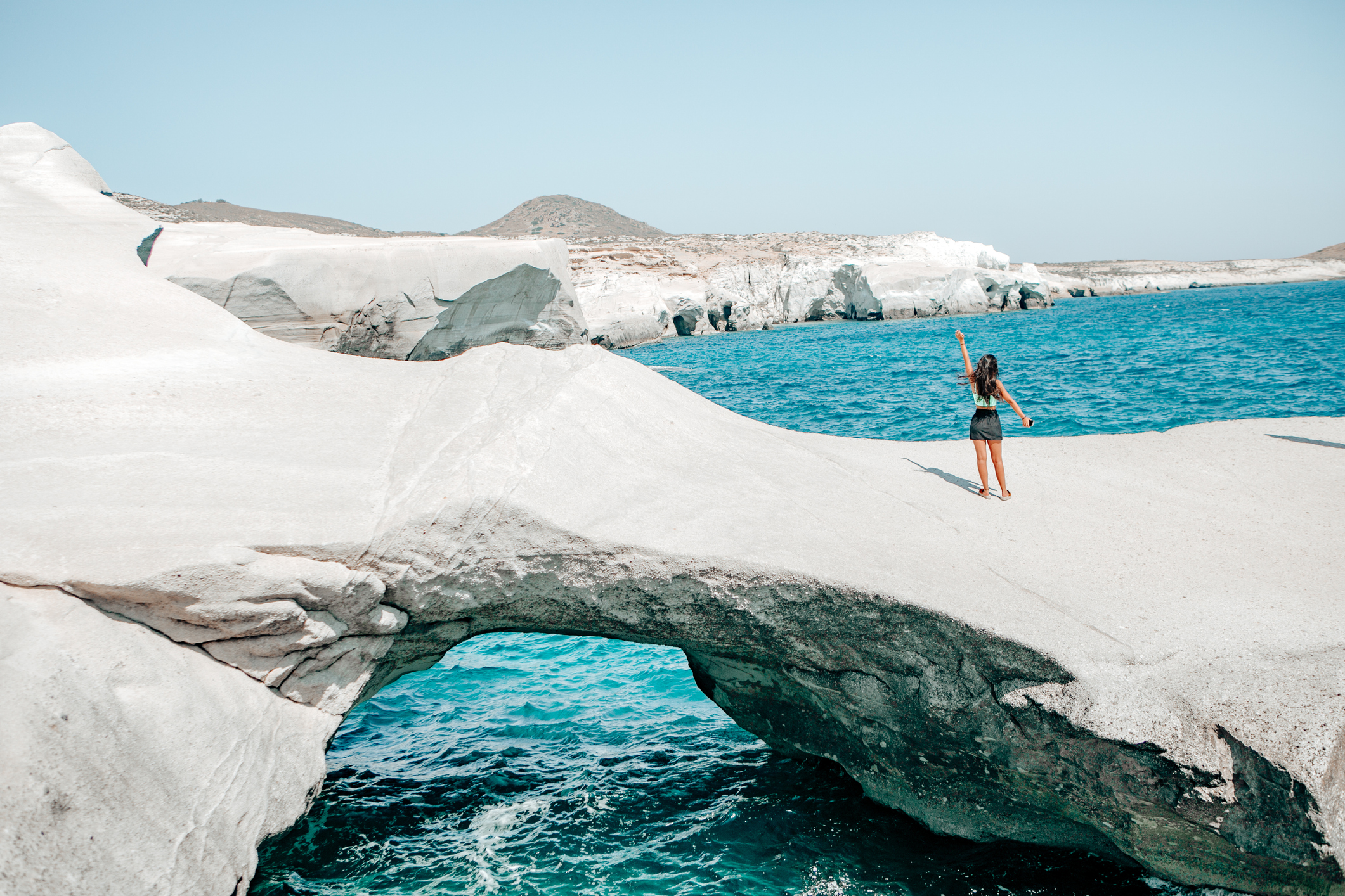 Wil je dezelfde romantische sfeer zonder de drukte van Santorini? Kies dan voor Milos, met surrealistische rotspartijen, zeegrotten en rustige strandjes. Het eiland heeft een relaxte vibe en is een stuk minder toeristisch dan Santorini.