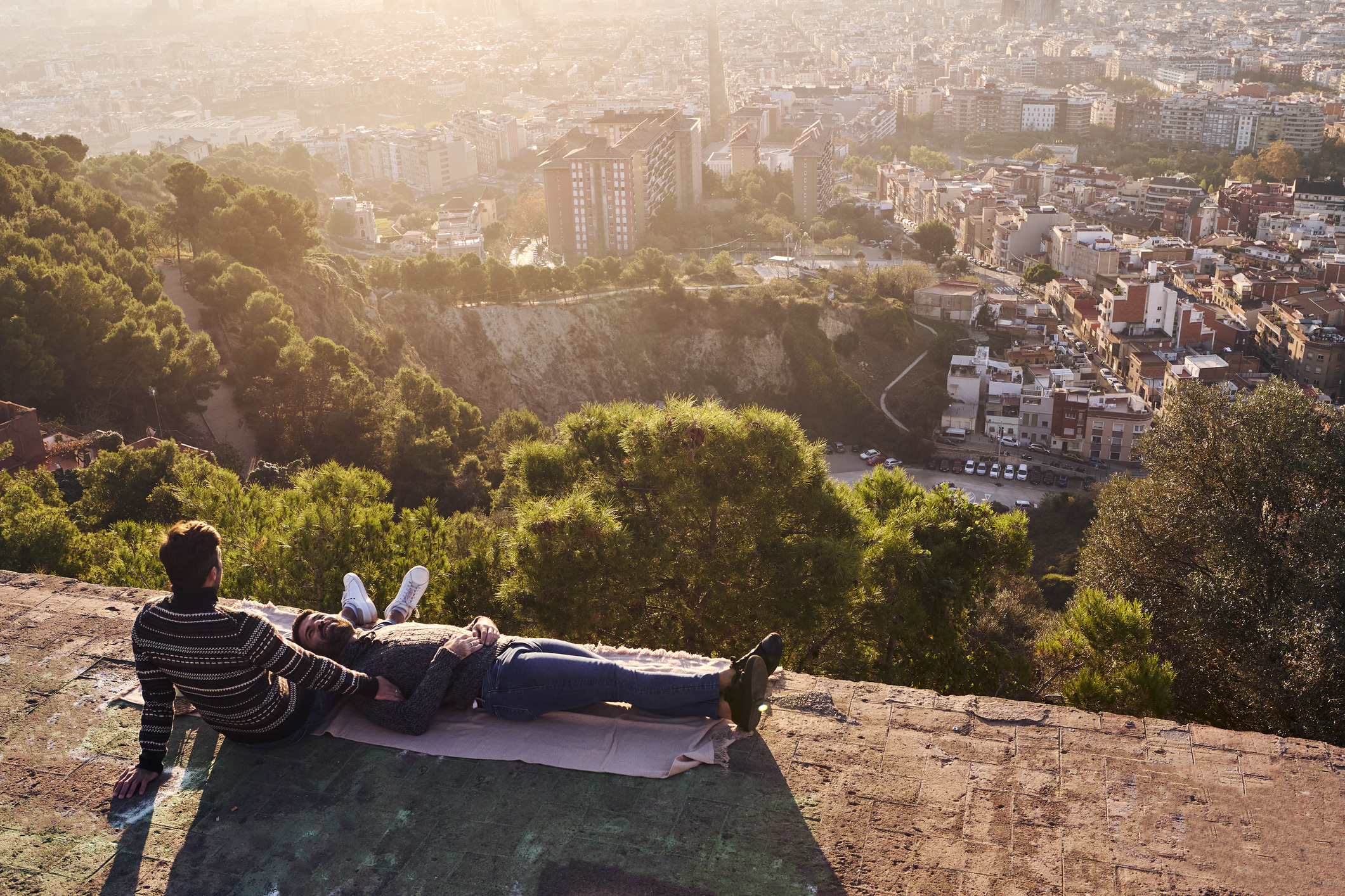 Barcelona wisselt stuivertje met Rome en zakt één plekje in de ranglijst van beste Europese steden. De Spaans-Catalaanse metropool blijft een magneet voor bezoekers en creatief talent, maar durft ook harde keuzes te maken voor de leefbaarheid van haar inwoners. Zo pakt de stad overtoerisme stevig aan, onder meer door het stapsgewijs afbouwen van meer dan 10.000 toeristenappartementen tegen 2028.