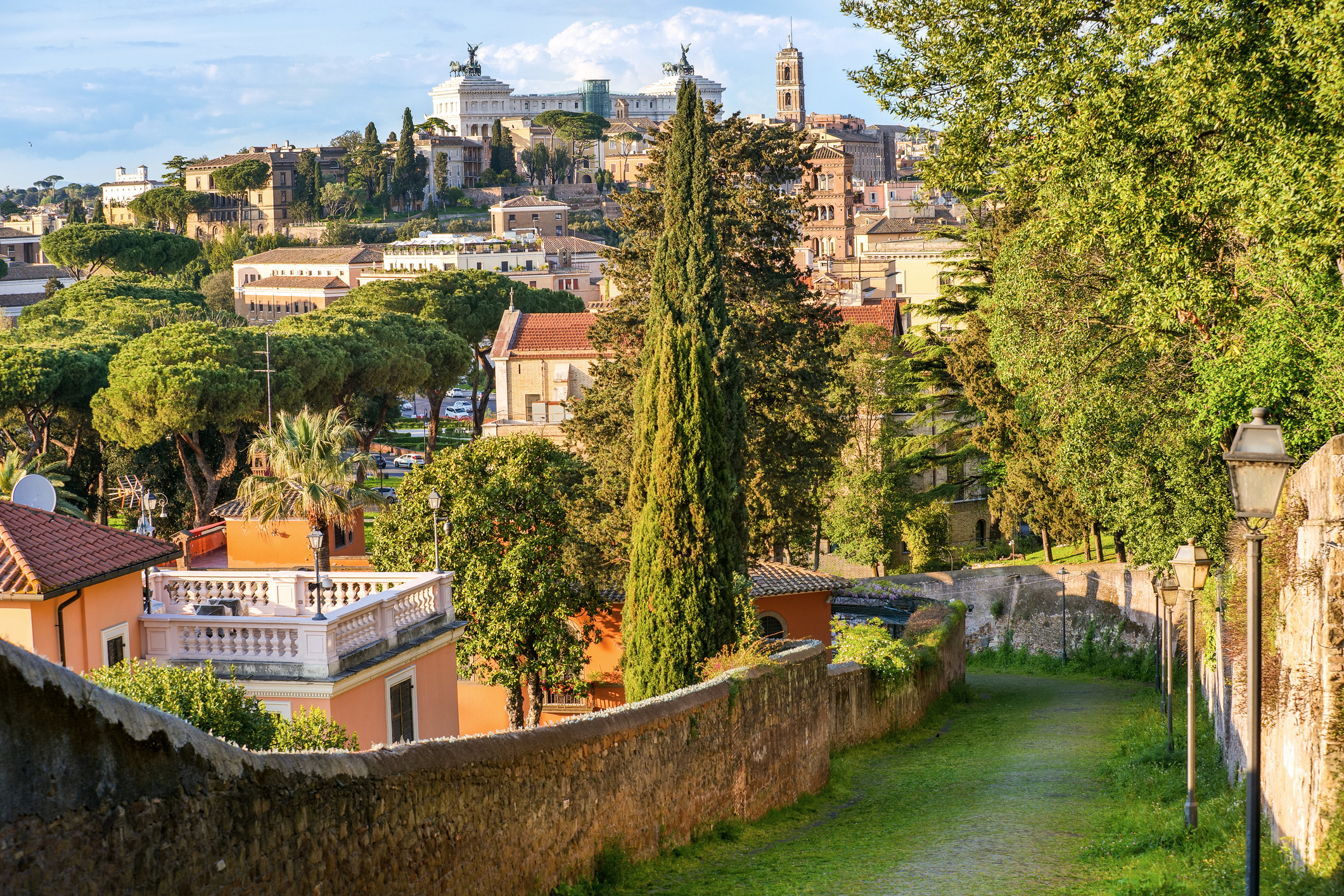 Rome stijgt door naar de vierde plaats in de lijst van beste Europese steden. De Eeuwige Stad staat op de absolute nummer 1-positie voor bezienswaardigheden en monumenten (Sights & Landmarks). Er zijn maar weinig steden ter wereld waar de geschiedenis zo tastbaar op straat ligt.