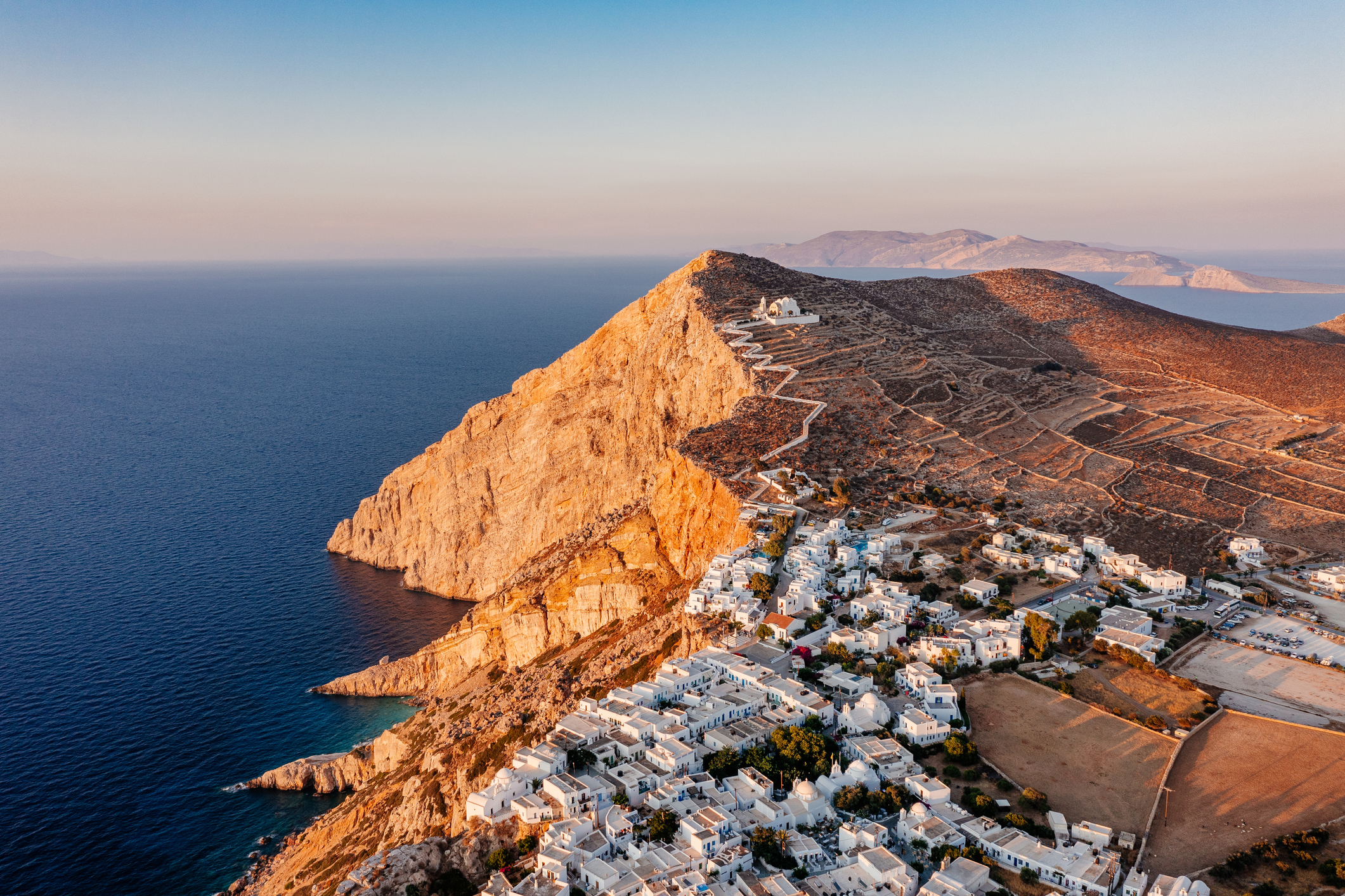 Folegandros straalt rust uit met een wit stadje hoog op de klif en verlaten stranden. Wandel door de geplaveide straatjes van Chora, bezoek de kerk van Panagia op de heuvel en voel je ver weg van de wereld.