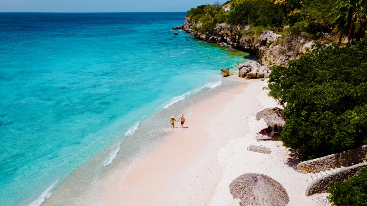 stelletje loopt op Playa Kalki in Curacao