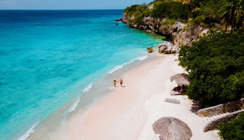 stelletje loopt op Playa Kalki in Curacao